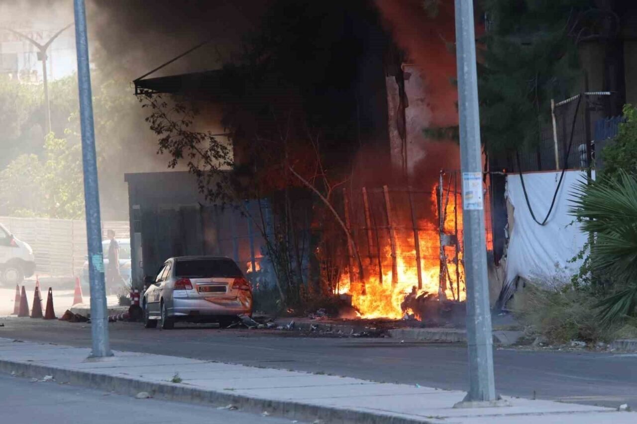 İzmir’de fabrika yangını: Müdahele sürüyor