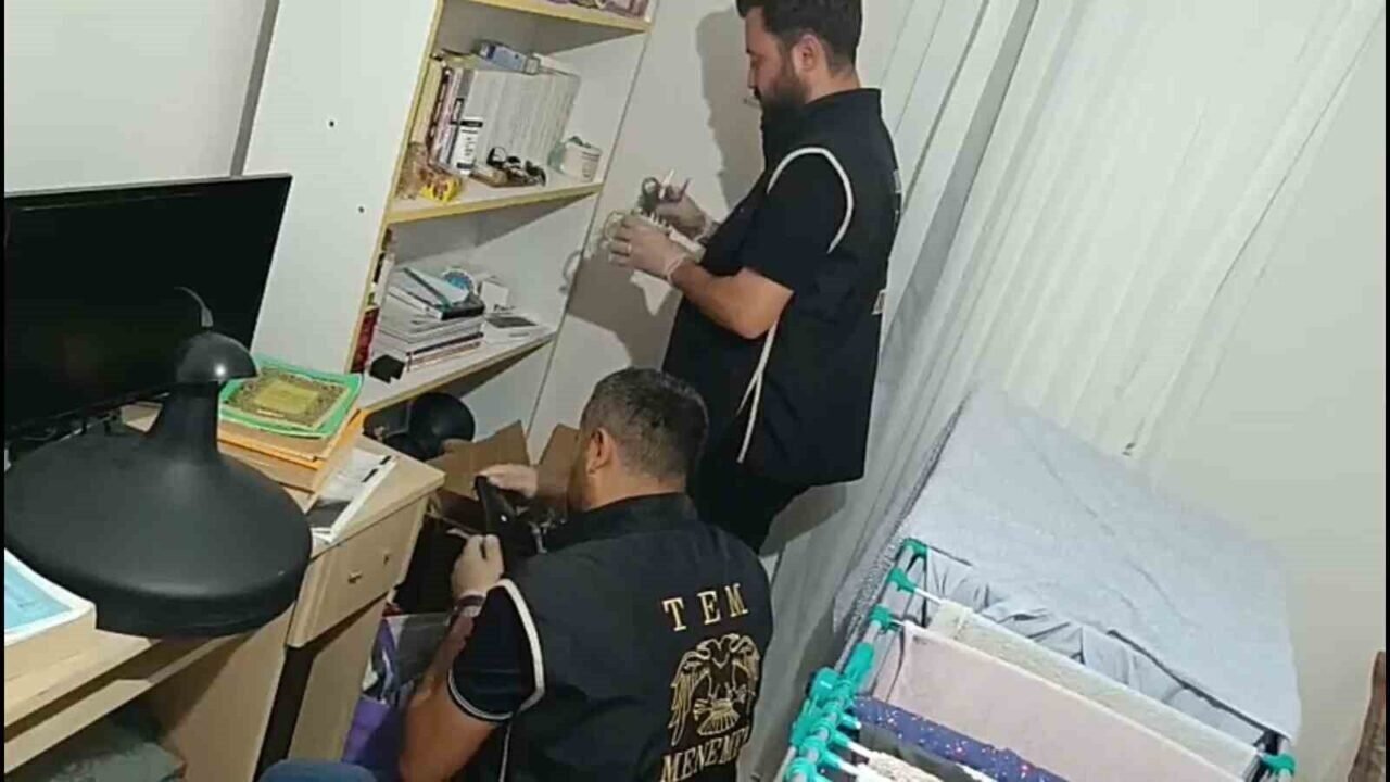 İzmir’de FETÖ/PDY’ye hücre evleri operasyonu: 40 gözaltı İzmir’de FETÖ/PDY’ye hücre evleri operasyonu: 40 gözaltı