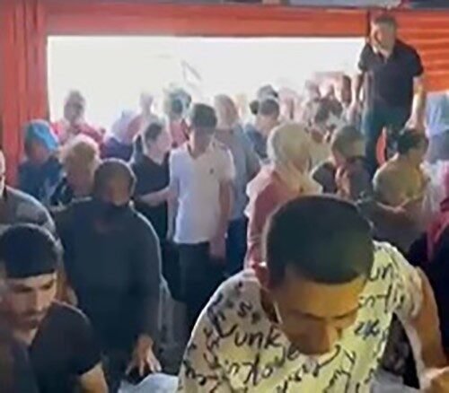 İzmir’in Menderes ilçesinde yeni açılan bir züccaciye mağazasının açılışa özel