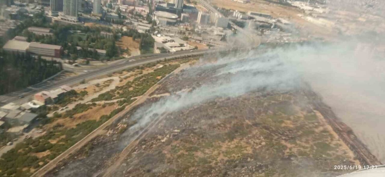 İzmir’de makilik ve otluk alanda yangına havadan ve karadan müdahale İzmir’de makilik ve otluk alanda yangına havadan ve karadan müdahale