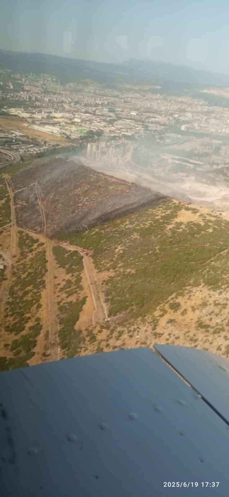 İzmir’de makilik ve otluk alanda yangına havadan ve karadan müdahale