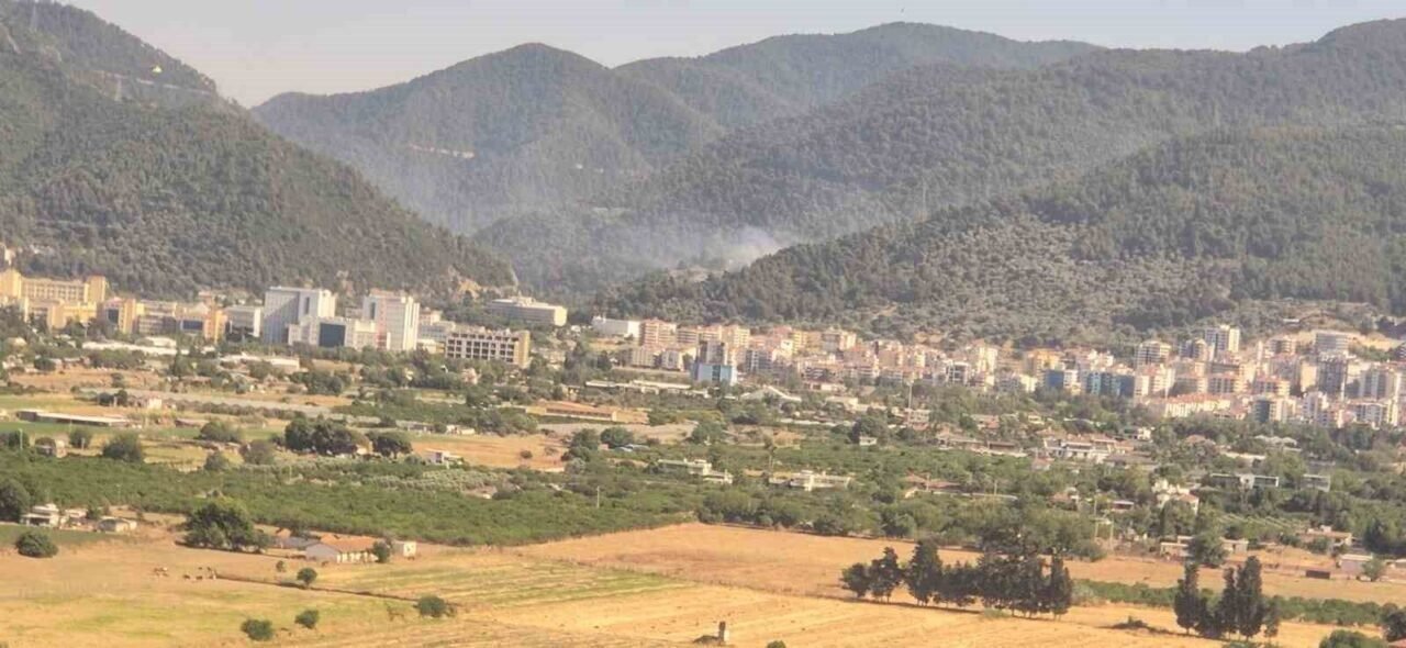 İzmir’de orman yangını: Müdahale sürüyor İzmir’de orman yangını: Müdahale sürüyor