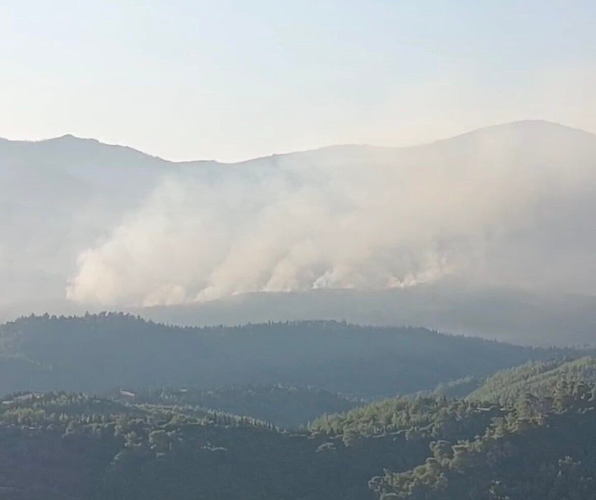 İzmir’de orman yangını sürüyor... Günün aydınlanmasıyla havadan müdahale yeniden başladı İzmir’de orman yangını sürüyor... Günün aydınlanmasıyla havadan müdahale yeniden başladı