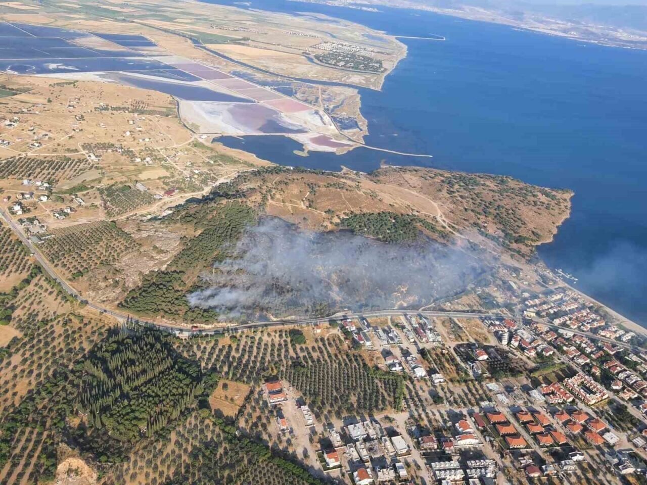 İzmir’de orman yangınına havadan ve karadan müdahale İzmir’de orman yangınına havadan ve karadan müdahale