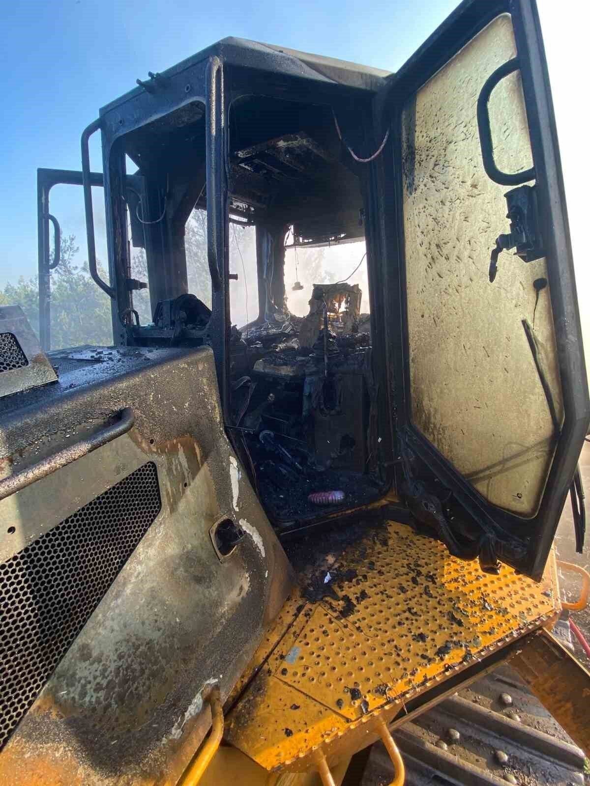 İzmir’de yangına müdahale eden dozer yandı