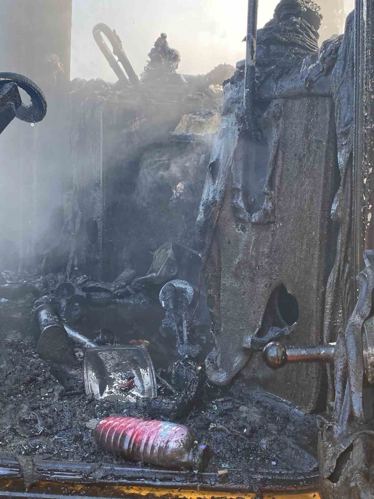 İzmir’de yangına müdahale eden dozer yandı