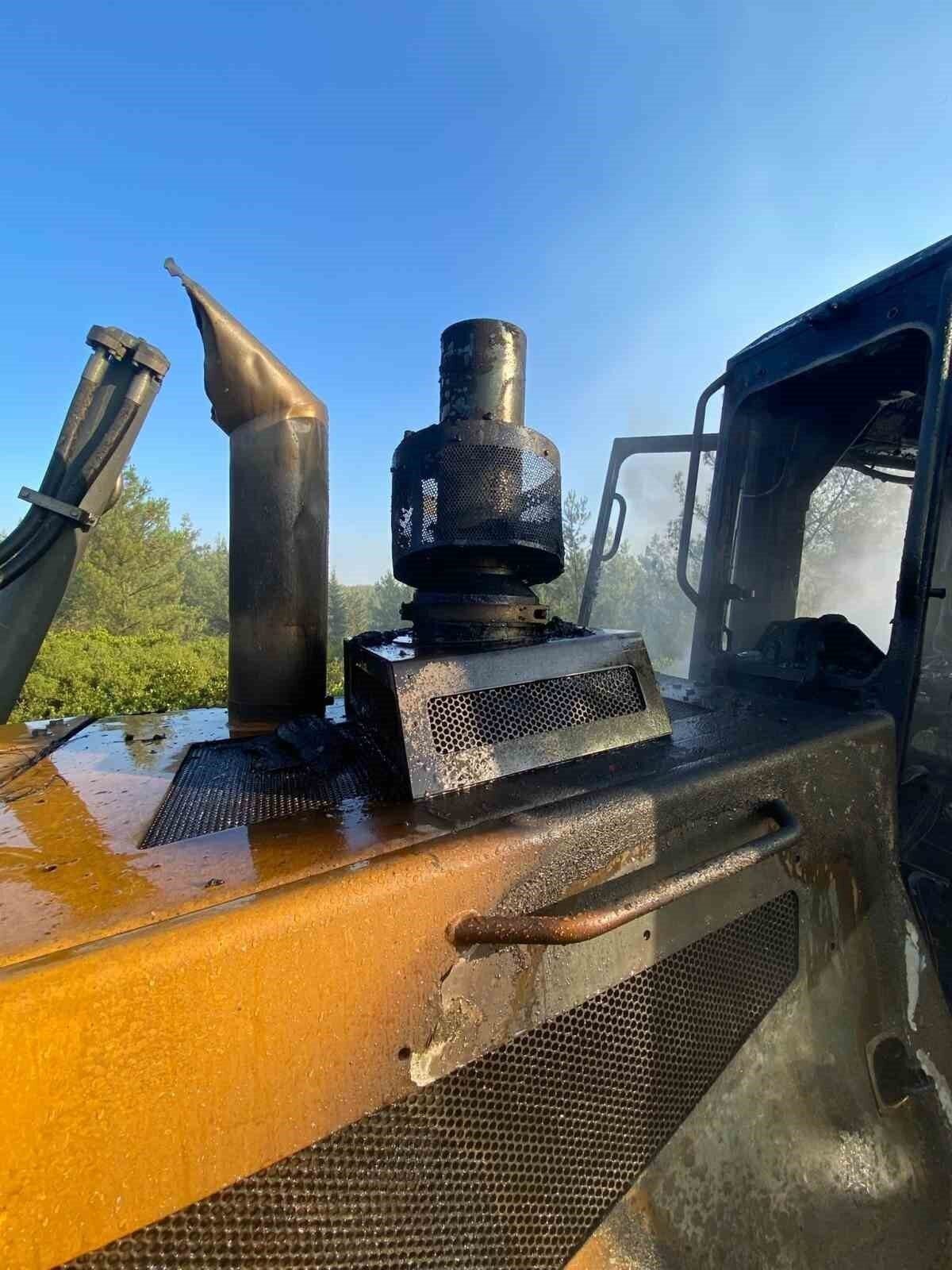 İzmir’de yangına müdahale eden dozer yandı