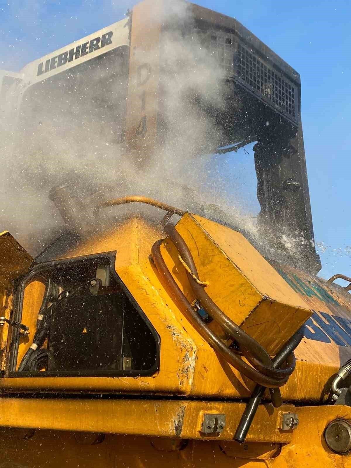 İzmir’de yangına müdahale eden dozer yandı