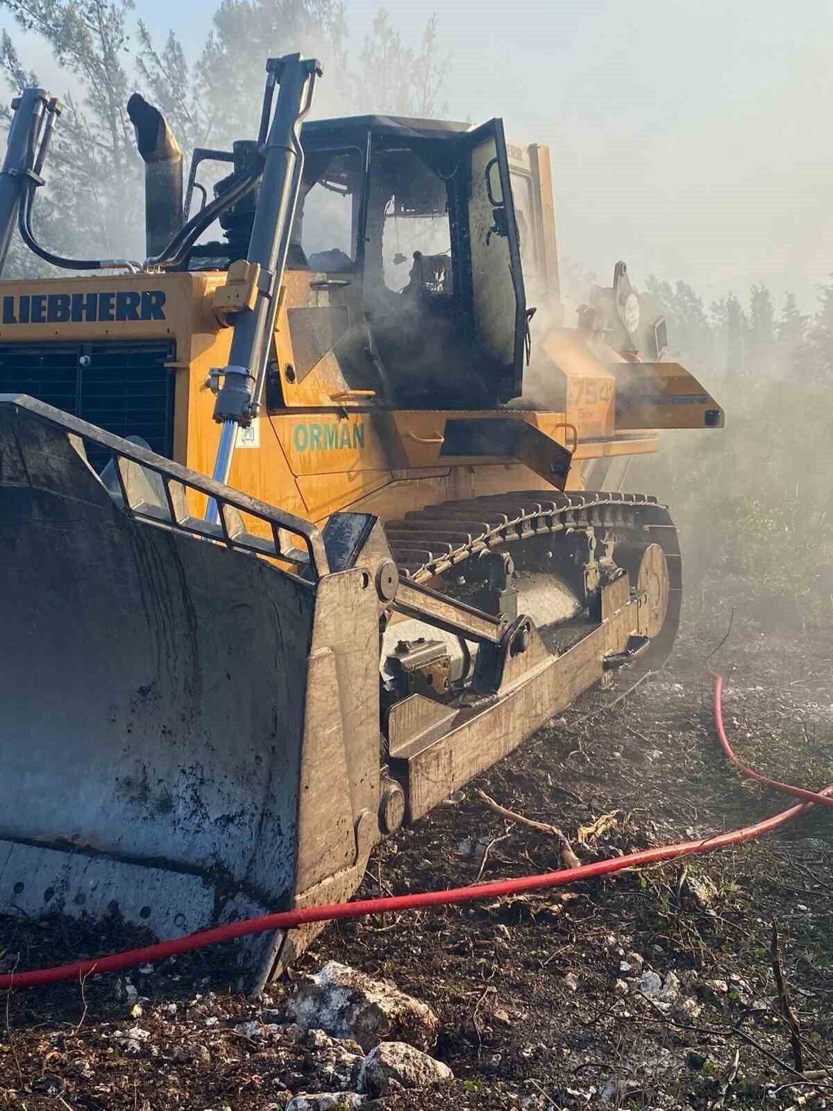 İzmir’de yangına müdahale eden dozer yandı İzmir’de yangına müdahale eden dozer yandı