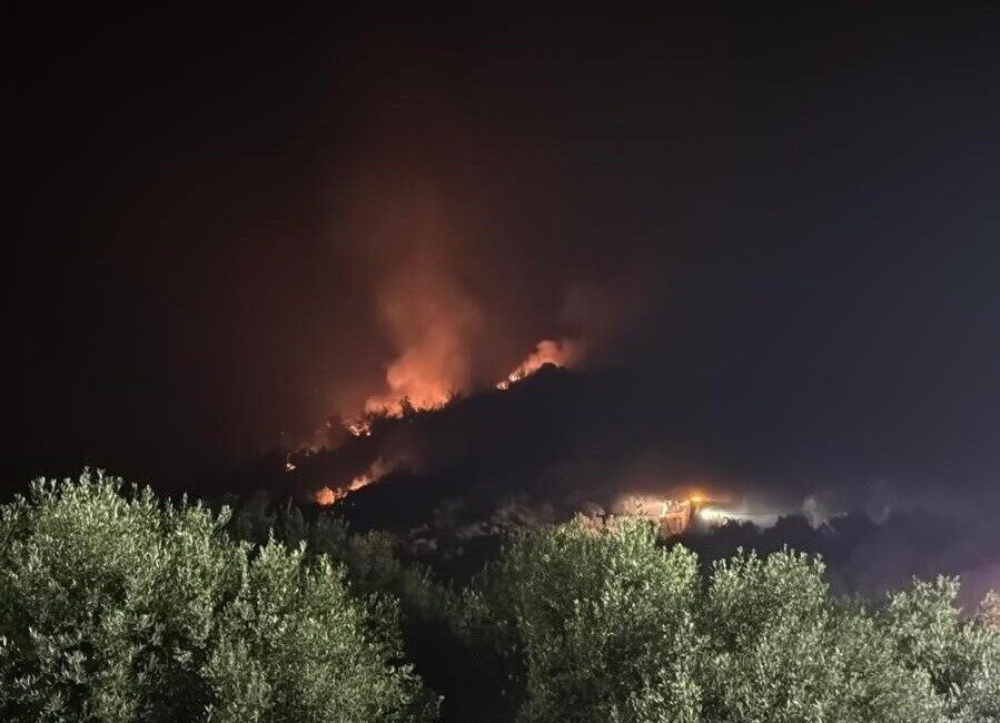 İzmir’deki yangın yerleşim yerlerini tehdit etmeye devam ediyor İzmir’in Menderes ilçesinde başlayıp Seferihisar ilçesinde bulunan bazı mahallelere doğru