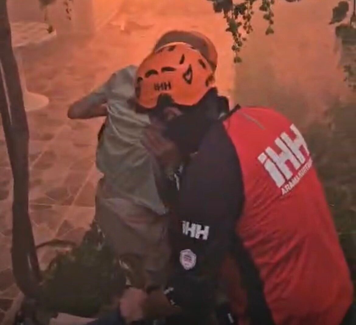 İzmir’deki yangından duygu dolu görüntüler: Mahsur kalanları ekipler böyle kurtardı