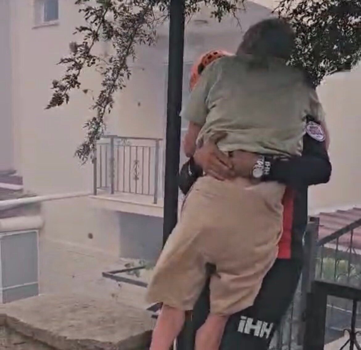 İzmir’deki yangından duygu dolu görüntüler: Mahsur kalanları ekipler böyle kurtardı