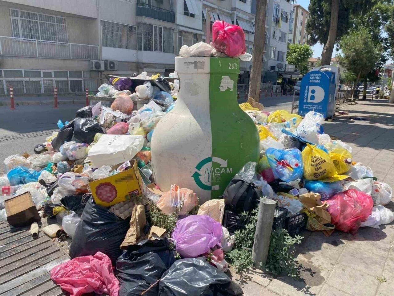İzmir’in çöple dolu sokakları Hindistan’ı andırıyor
