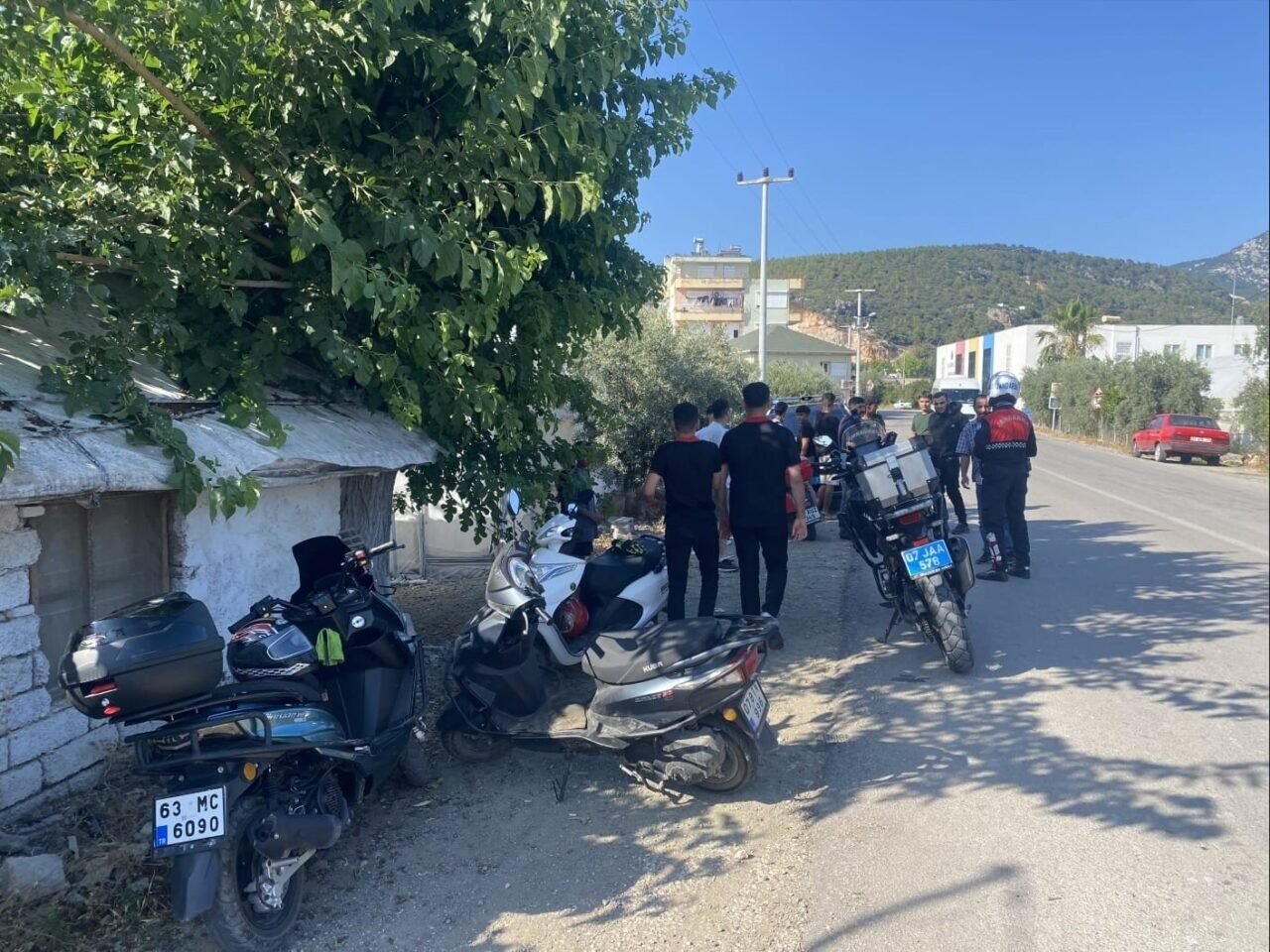 Jandarma denetimlerinde 98 motosiklet trafikten men edildi