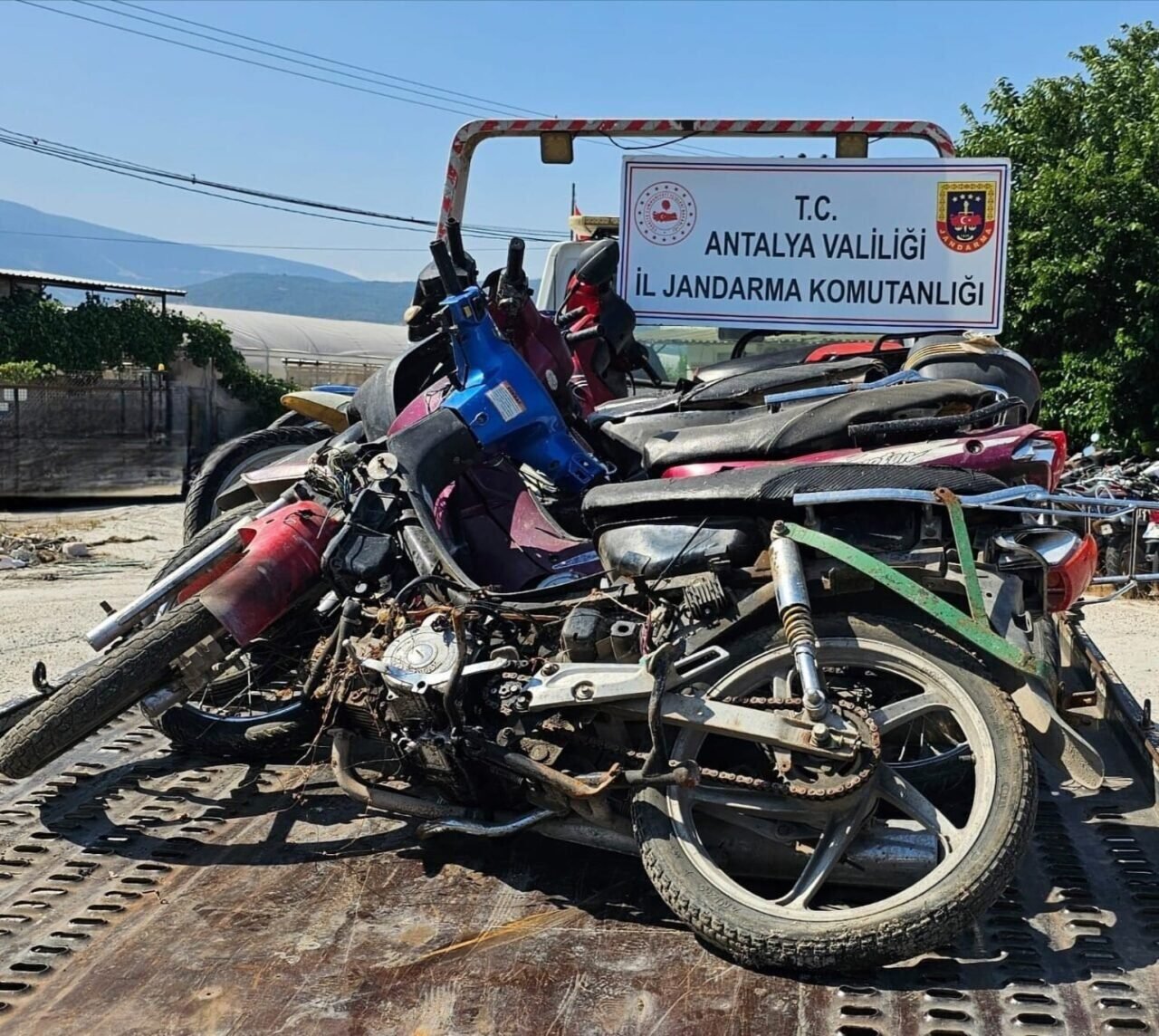 Jandarma denetimlerinde 98 motosiklet trafikten men edildi
