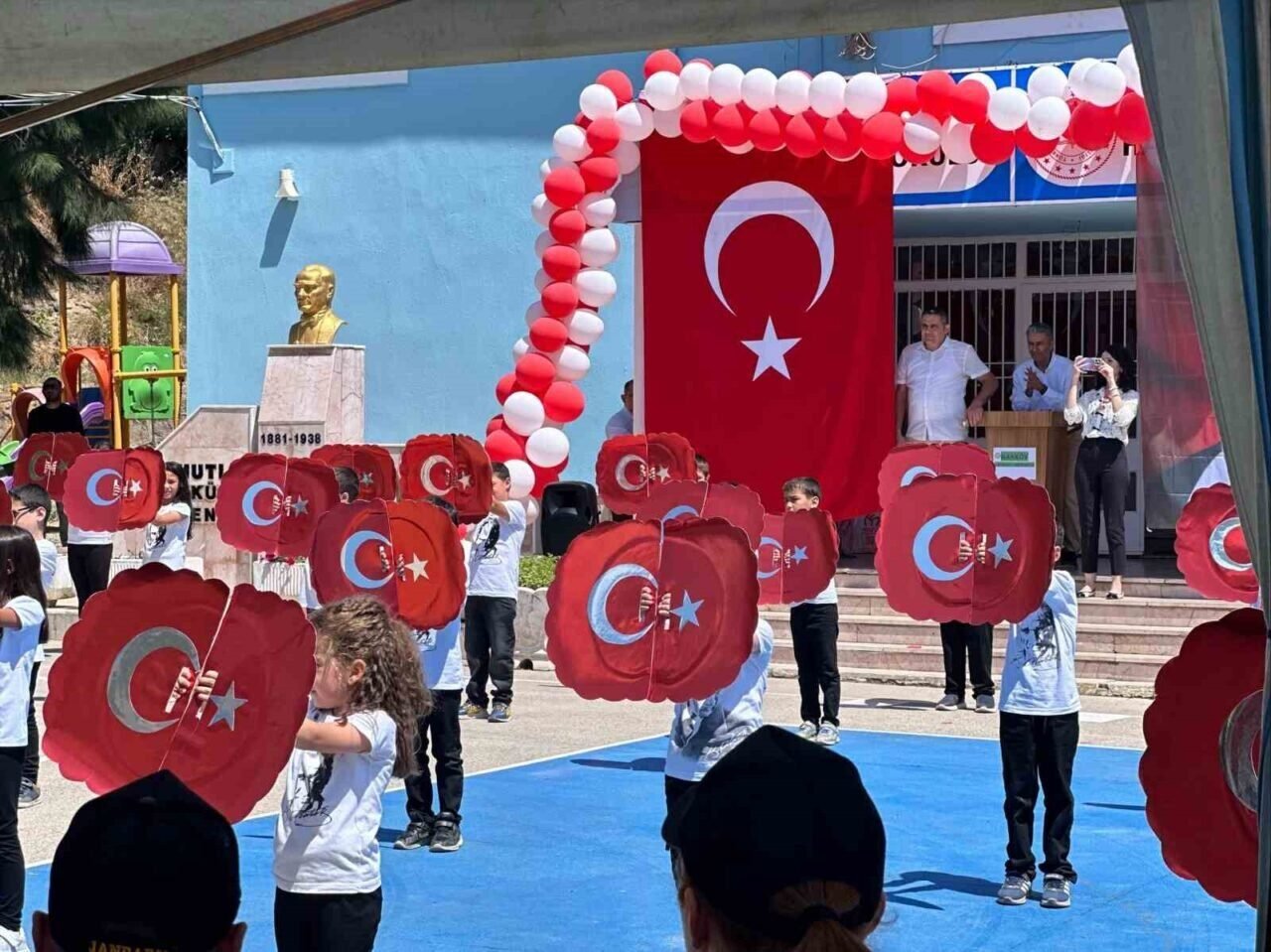 Jandarma, karne sevincine ortak oldu