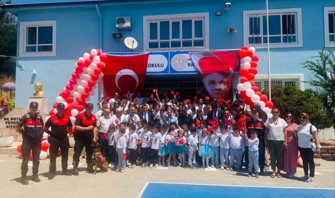 Aydın’ın Nazilli ilçesinde düzenlenen karne törenine katılan jandarma ekipleri, çocukların