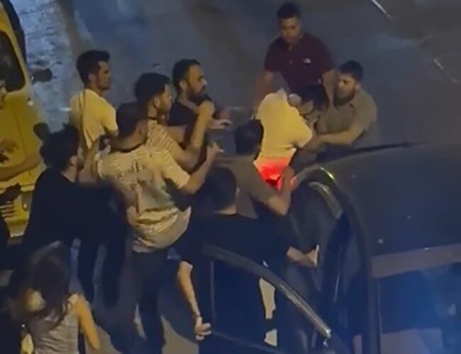 İzmir’in Buca ilçesinde jandarmaya ve polise küfür ettikten sonra çevredeki