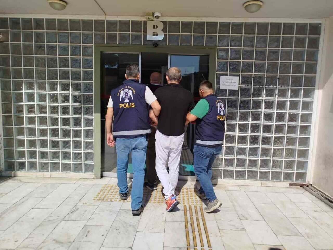 Kaçmaya çalıştı, ama polisler yakaladı Kaçmaya çalıştı, ama polisler yakaladı