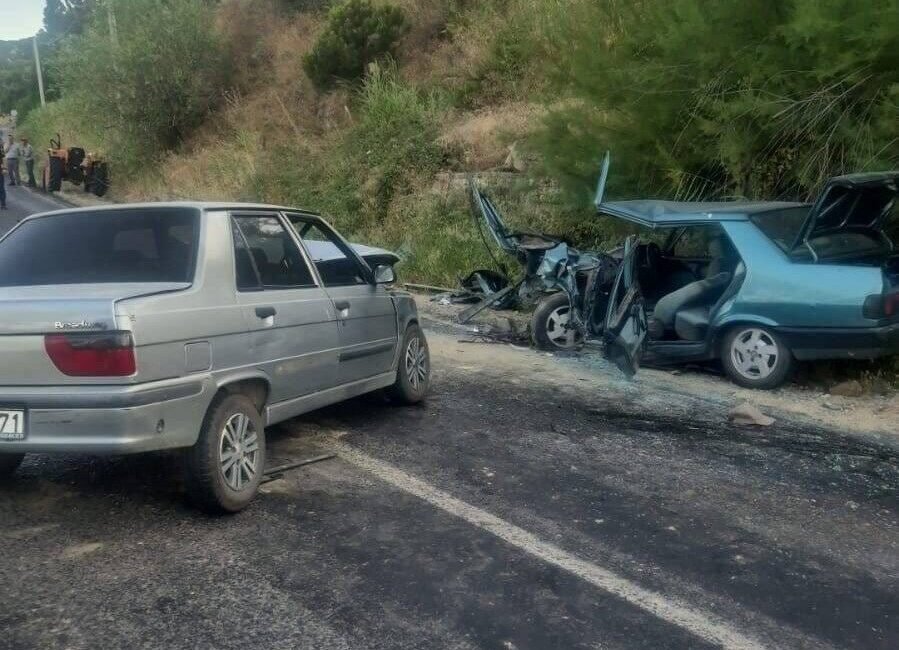 Aydın’ın Bozdoğan ilçesinde akşam saatlerinde iki otomobilin kafa kafaya çarpışması