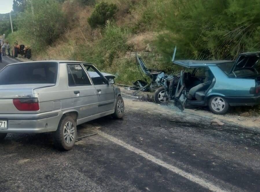 Kafa kafaya çarpıştılar: 3 yaralı Kafa kafaya çarpıştılar: 3 yaralı