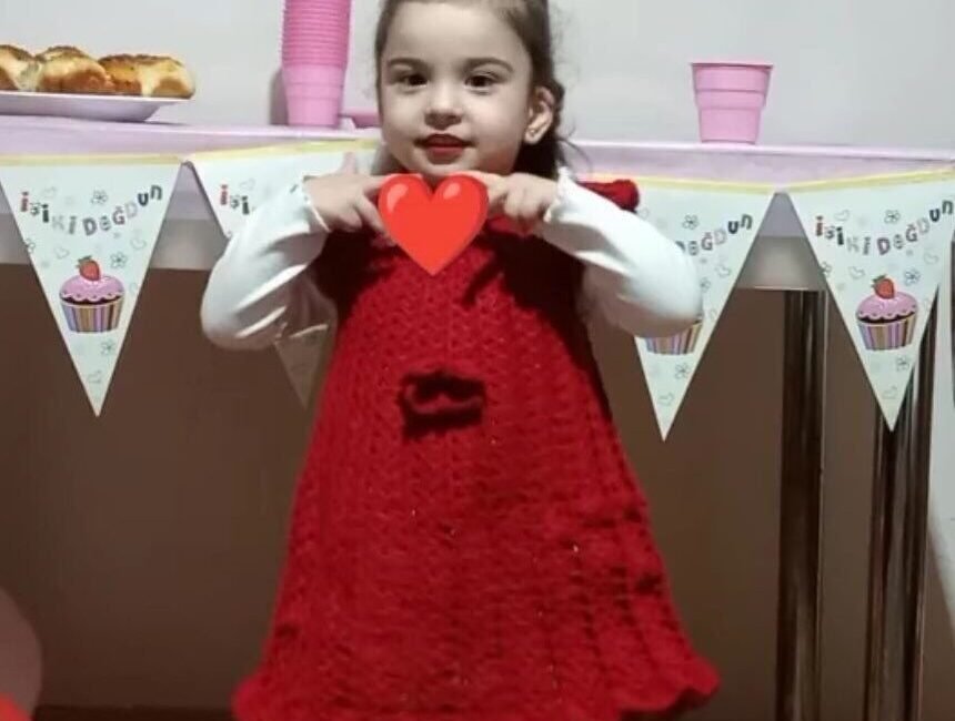 Kahreden ölüm: Minik Nazlı havuza düşüp hayatını kaybetti İzmir’in Urla ilçesine tatil için gelen Sarıl Ailesi’nin 3 yaşındaki