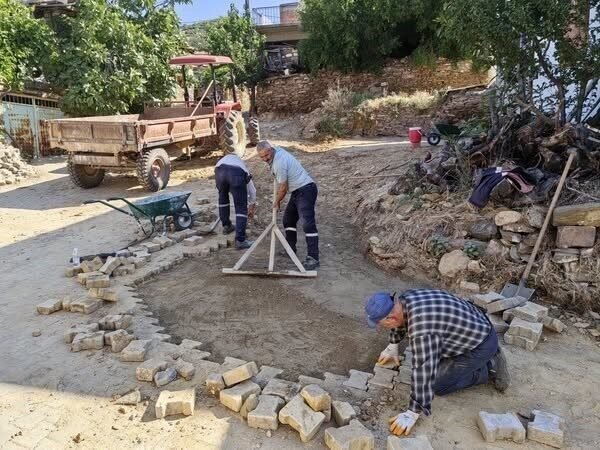 Aydın’ın Karacasu ilçesinde belediye ekipleri tarafından yol bakım ve onarım