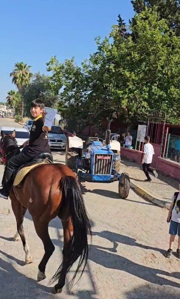 Karnesini almaya okula atıyla geldi, gören gözlerine inanamadı