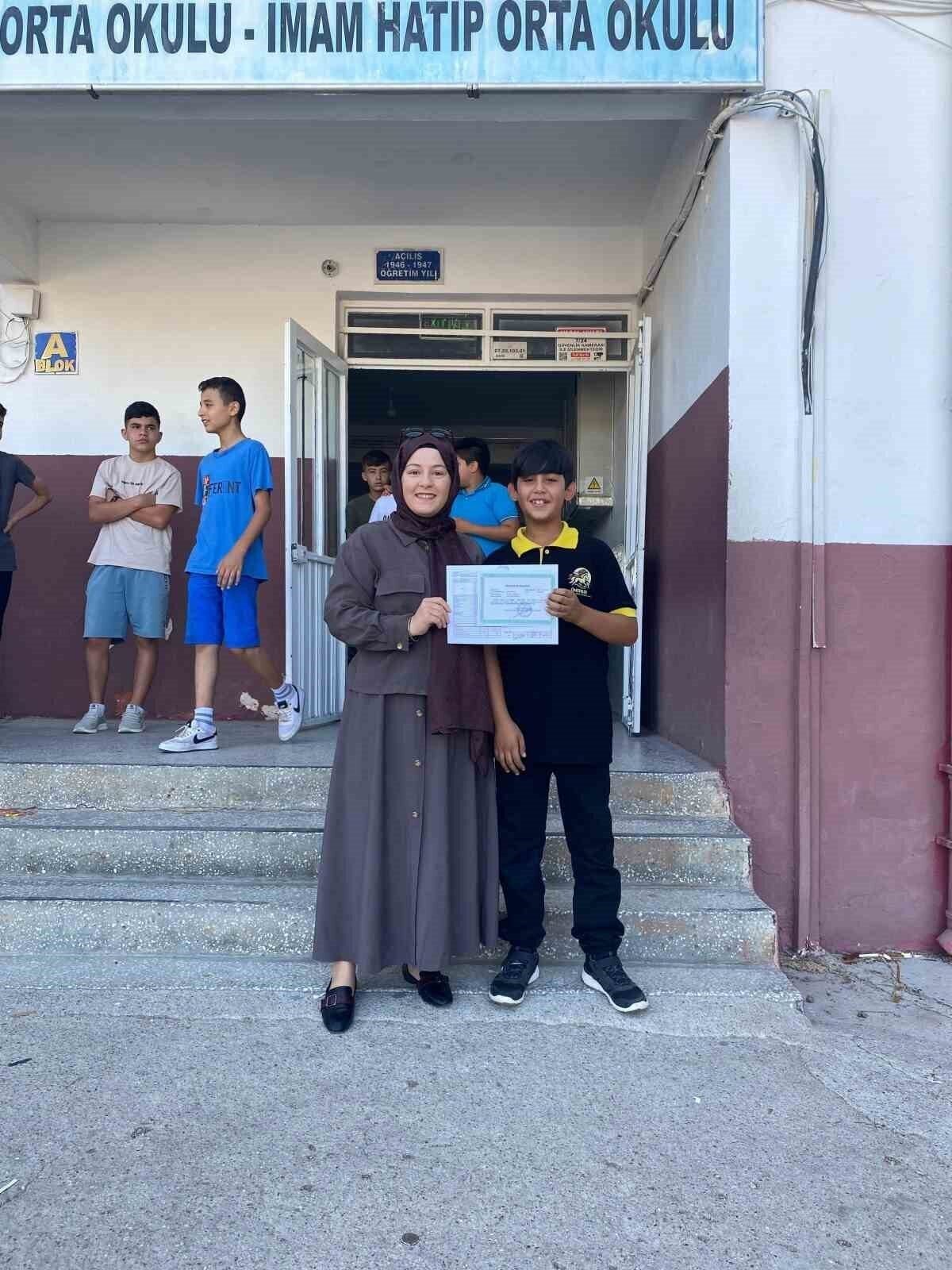 Karnesini almaya okula atıyla geldi, gören gözlerine inanamadı