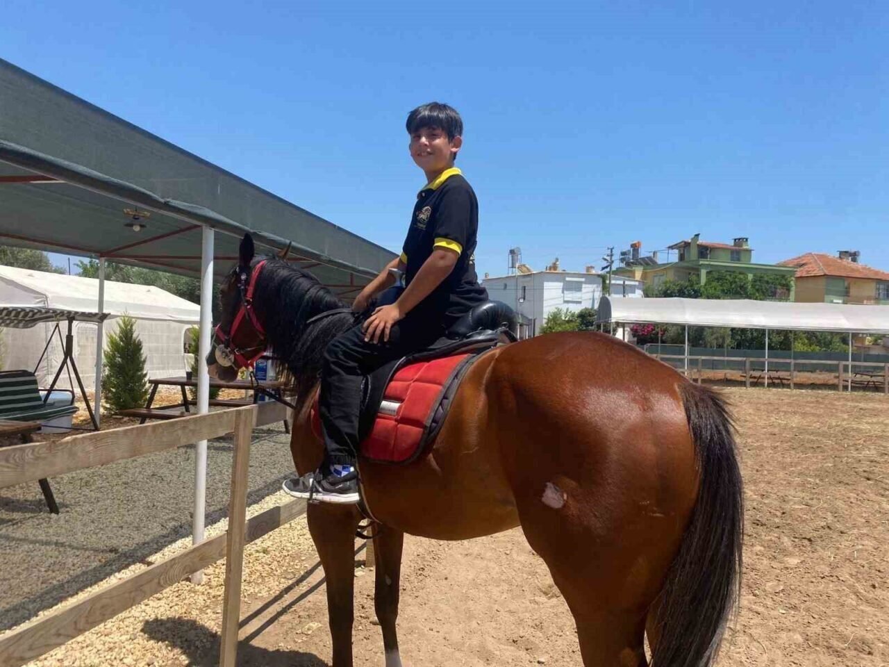 Karnesini almaya okula atıyla geldi, gören gözlerine inanamadı