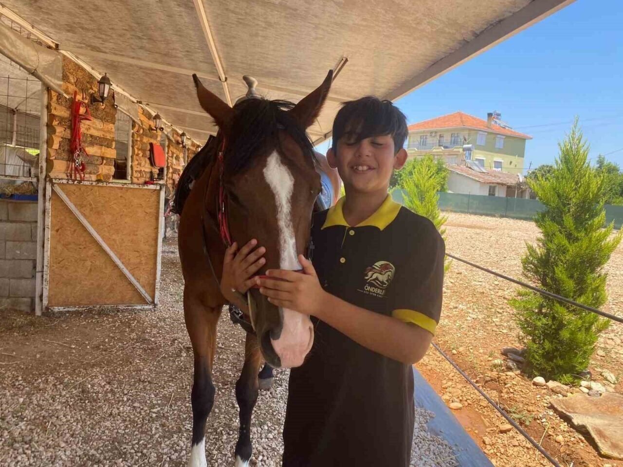 Karnesini almaya okula atıyla geldi, gören gözlerine inanamadı