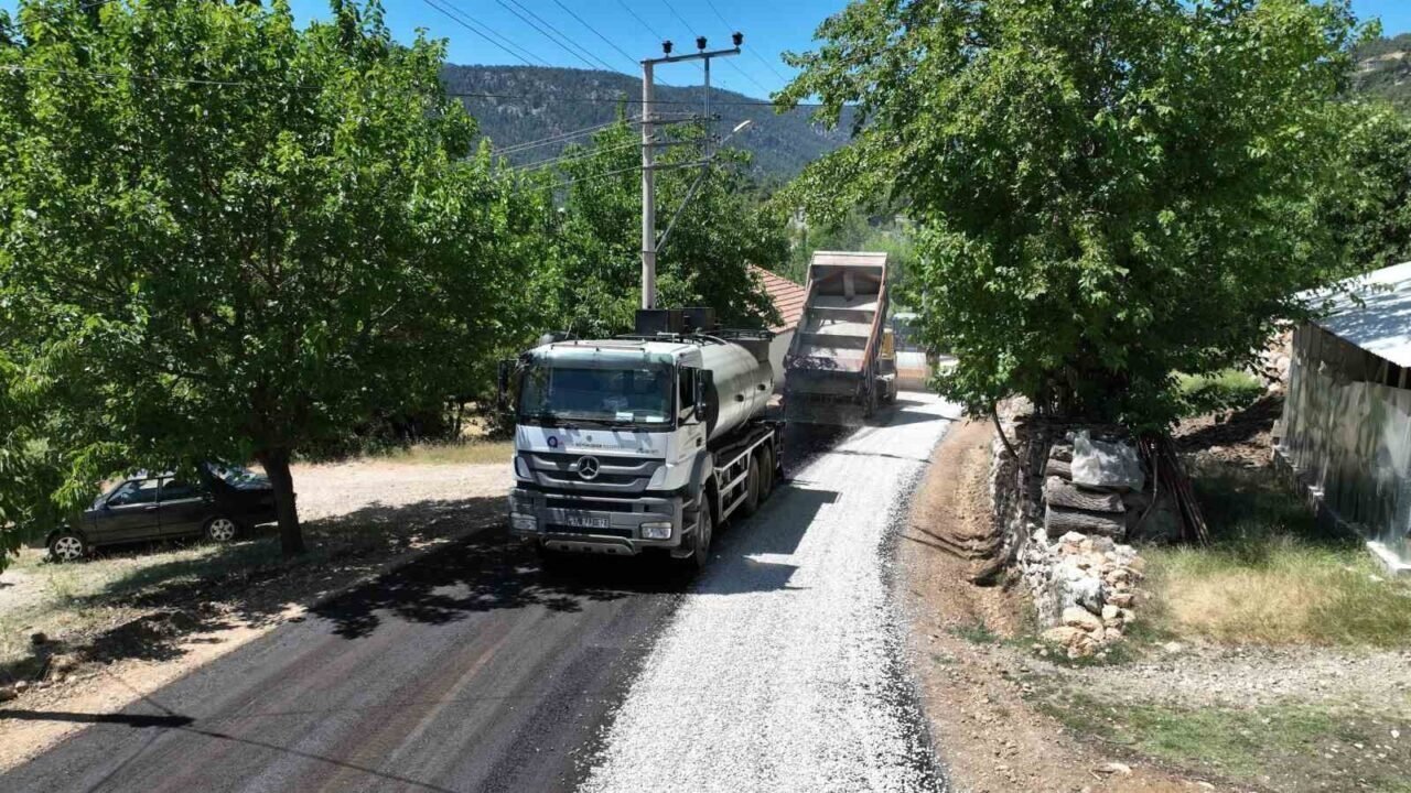 Kaş Beldibi ve Sütleğen Grup Yolu asfaltlanıyor Kaş Beldibi ve Sütleğen Grup Yolu asfaltlanıyor