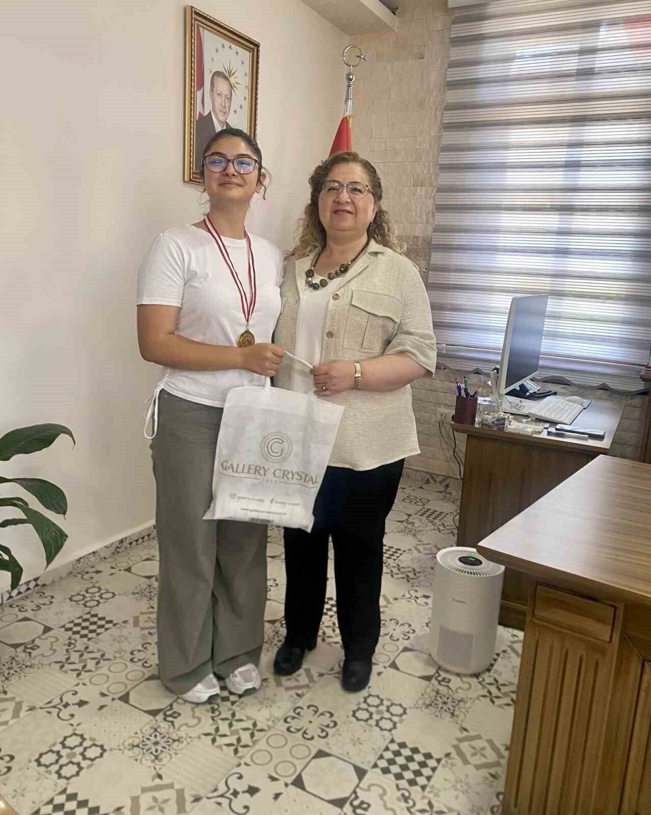 Kaymakam Doğru, il birincisi olan öğrencileri ödüllendirdi