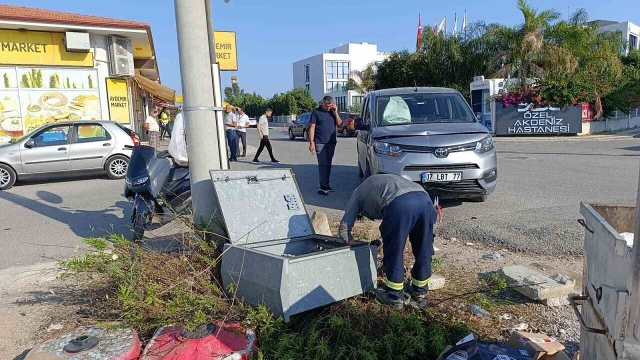 Kaza yapan araçlar elektrik panosu devirdi Kaza yapan araçlar elektrik panosu devirdi