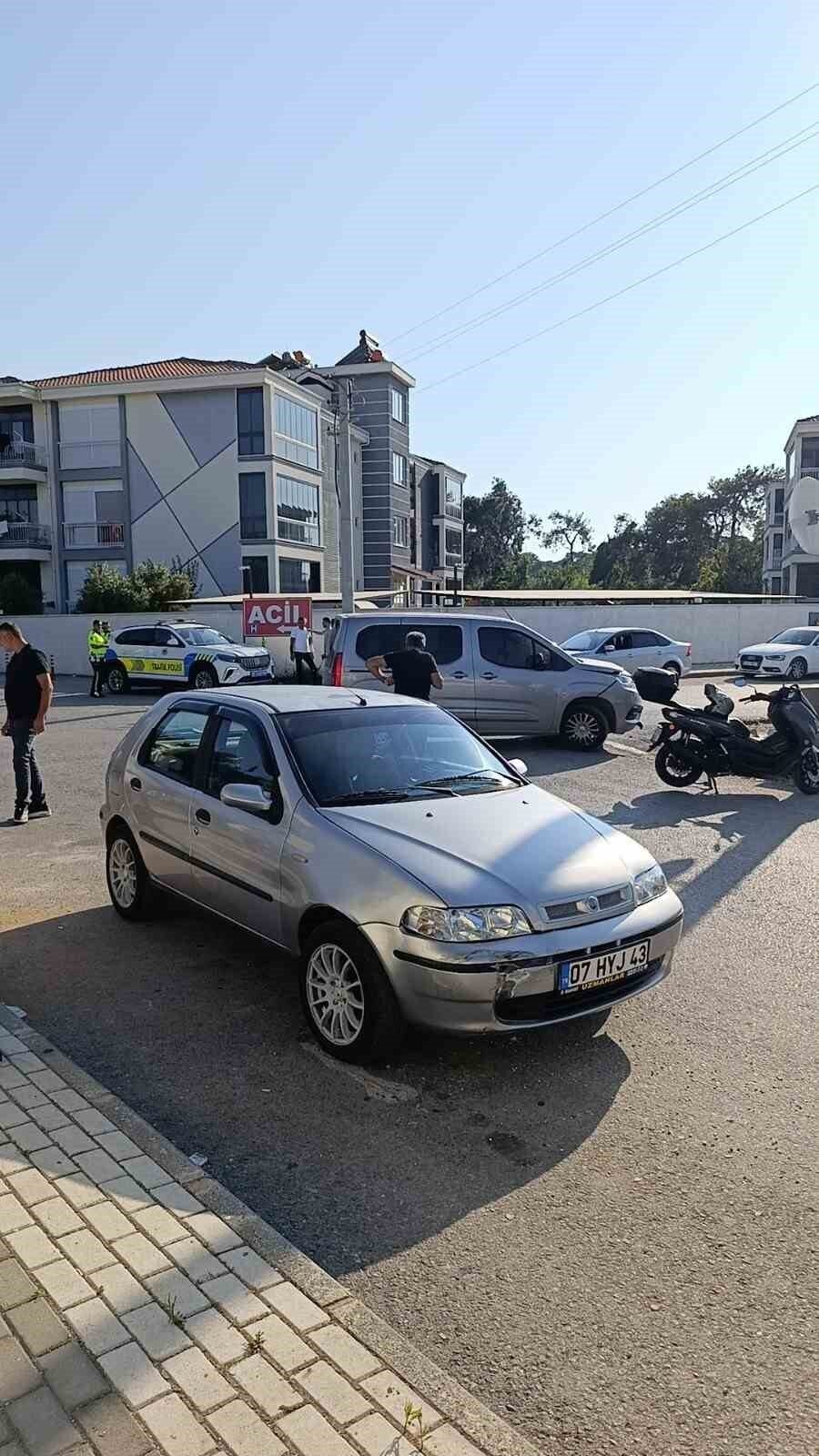 Kaza yapan araçlar elektrik panosu devirdi