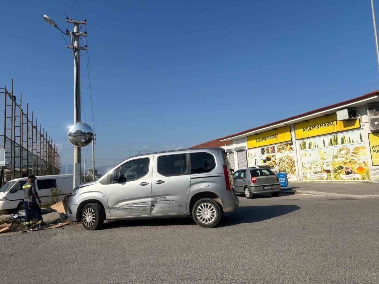Kaza yapan araçlar elektrik panosu devirdi