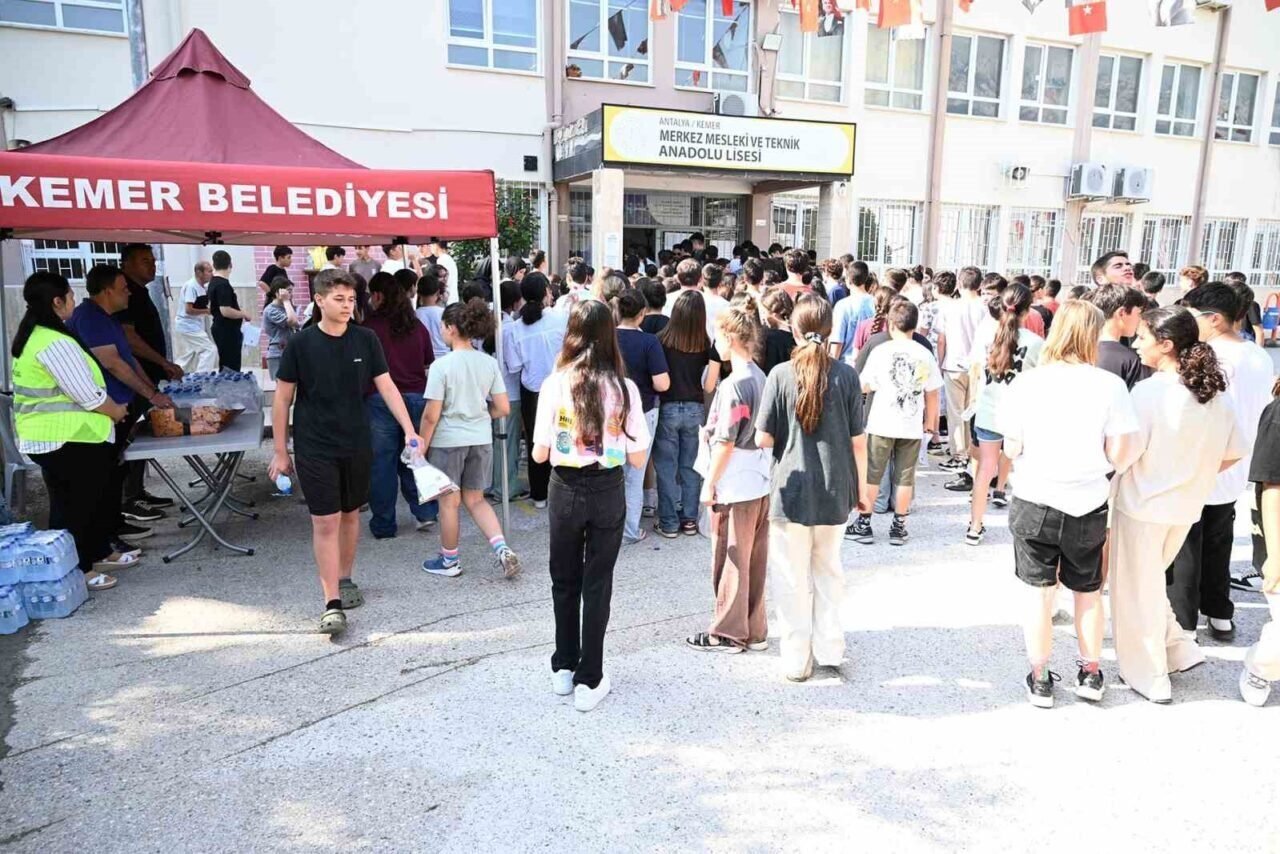 Kemer Belediyesinden LGS’ye giren öğrencilere su ve şeker Kemer Belediyesinden LGS’ye giren öğrencilere su ve şeker