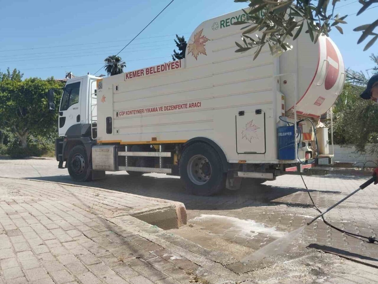 Kemer’de çöp konteynerleri dezenfekte ediliyor Kemer’de çöp konteynerleri dezenfekte ediliyor