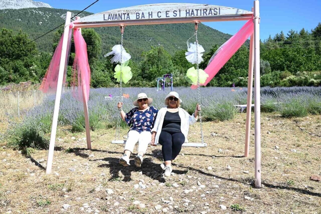 Kemer’de "mor turizm" başladı