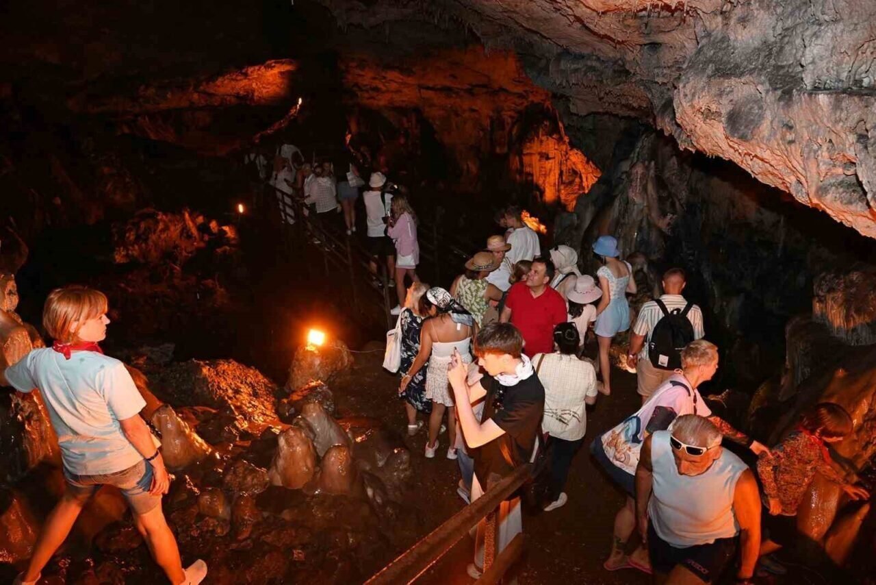 Kemer’de "mor turizm" başladı