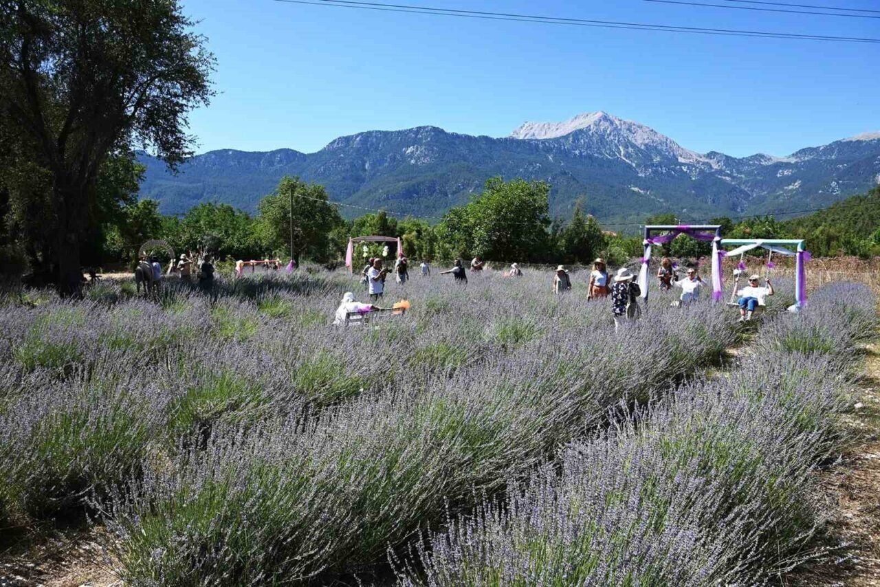 Kemer’de "mor turizm" başladı