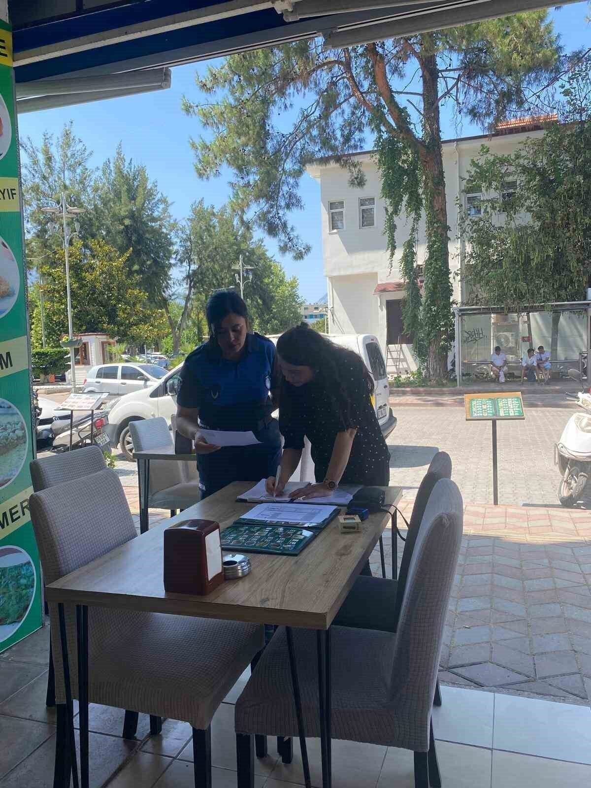 Kemer’de zabıta fiyat etiketlerini denetledi Kemer’de zabıta fiyat etiketlerini denetledi