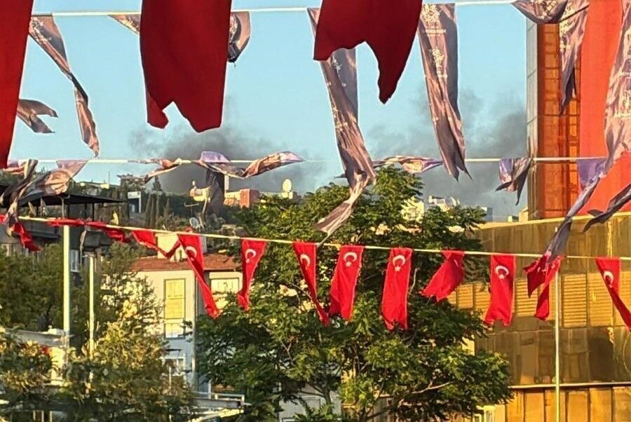Kentin zirve noktasından yükselen kara dumanlar panikletti