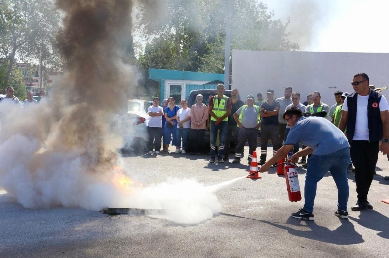 Kepez’de belediye personeline uygulamalı yangın eğitimi