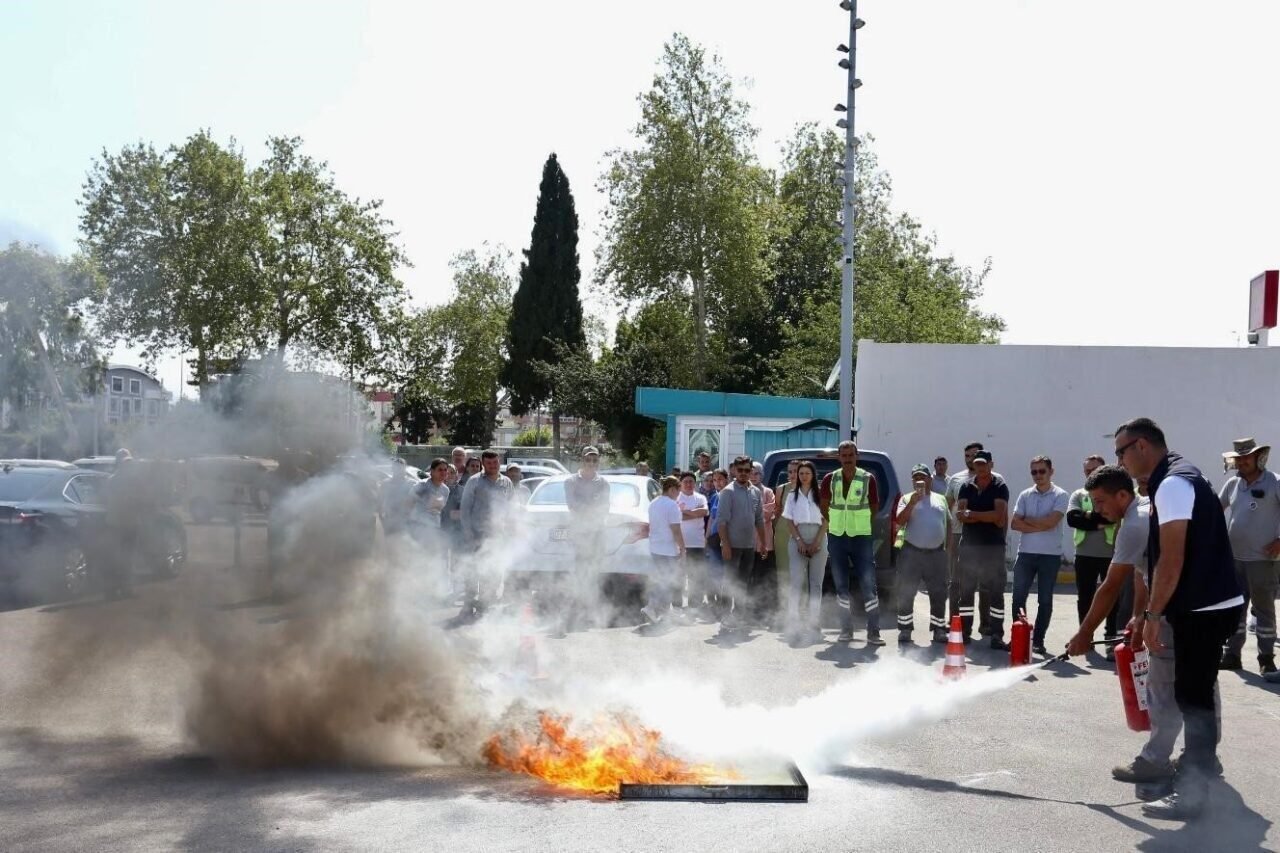 Kepez’de belediye personeline uygulamalı yangın eğitimi