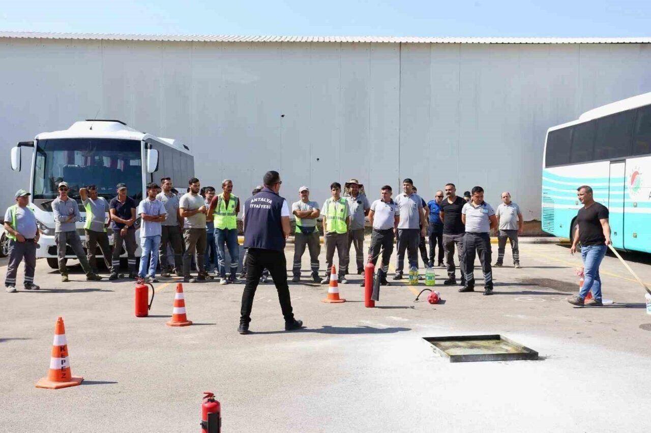 Kepez’de belediye personeline uygulamalı yangın eğitimi