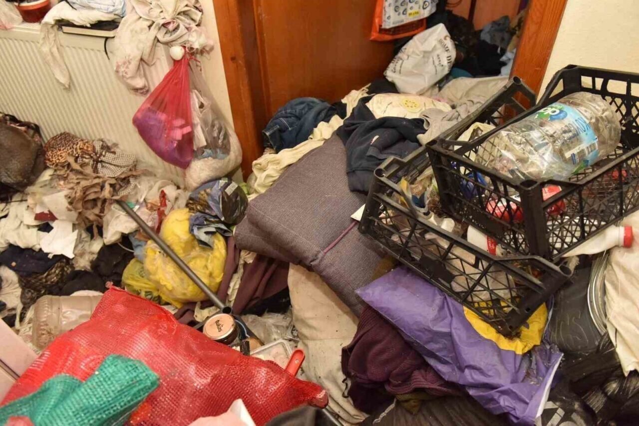 Kepez’de çöp apartman operasyonunda 20 kamyon çöp tahliye edildi