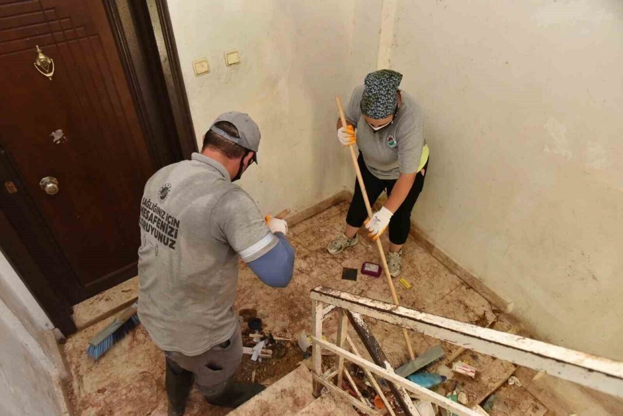 Kepez’de çöp apartman operasyonunda 20 kamyon çöp tahliye edildi