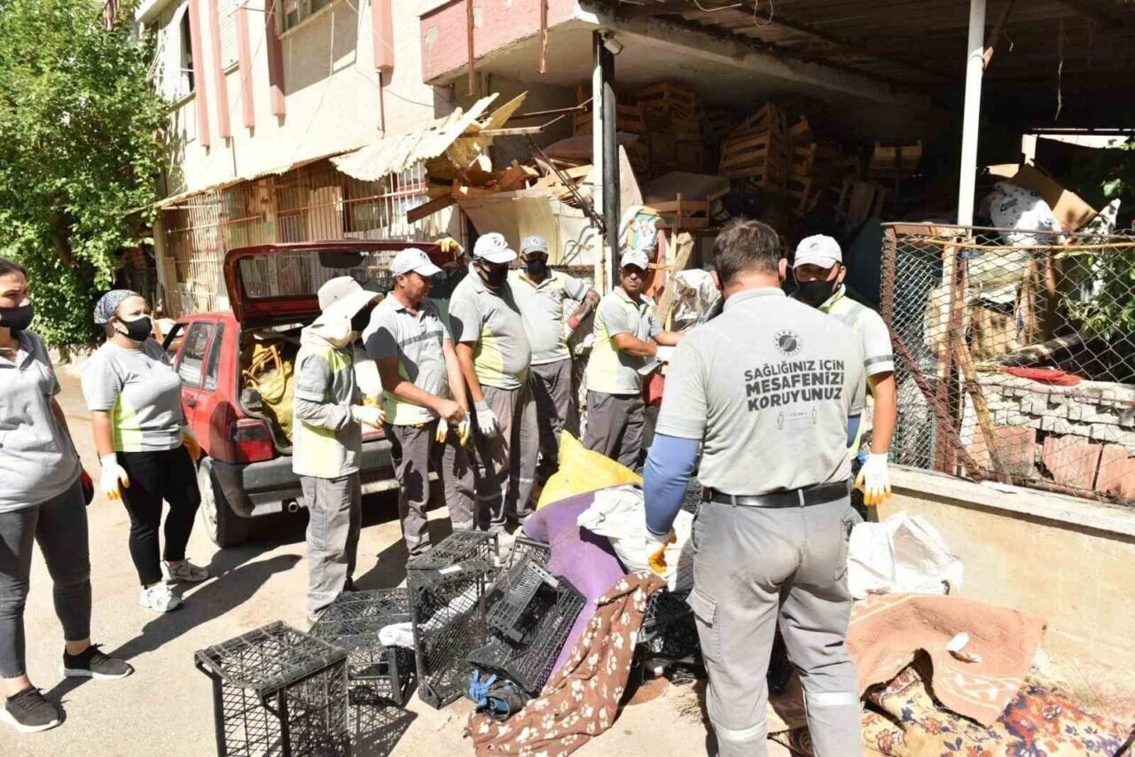 Kepez’de çöp apartman operasyonunda 20 kamyon çöp tahliye edildi