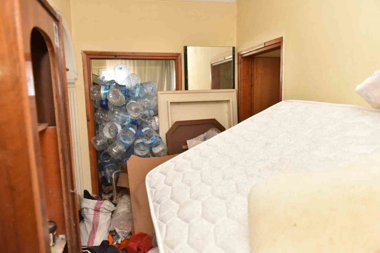 Kepez’de çöp apartman operasyonunda 20 kamyon çöp tahliye edildi